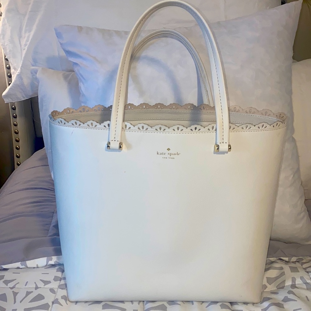 White Kate Spade Tote Bag with beautiful interior lining w/ one zipper pocket.
